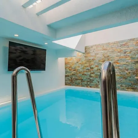 5 Bedroom - Close To Walled