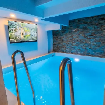 5 Bedroom - Close To Walled *